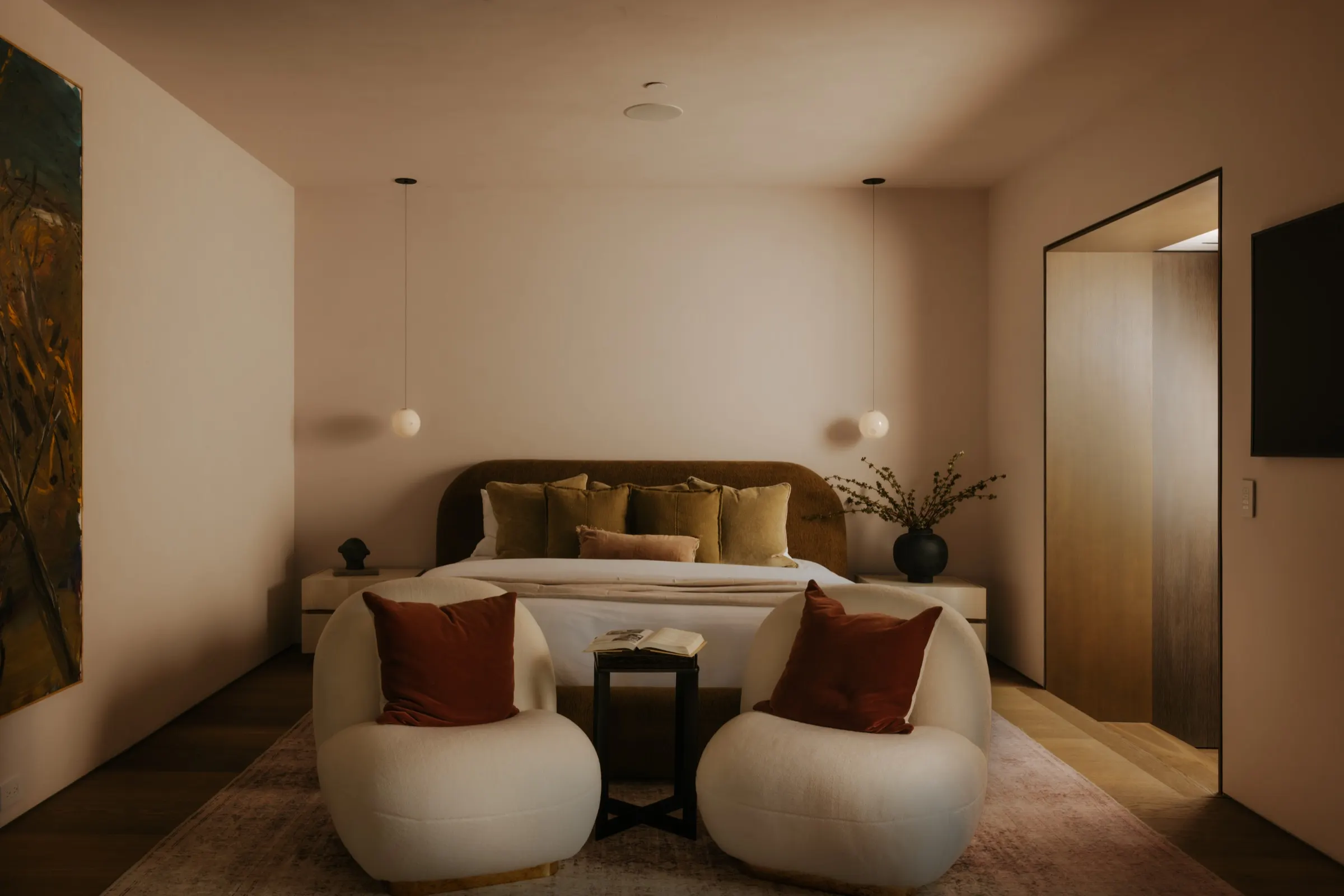 The Getty House, Brentwood — guest suite sitting area