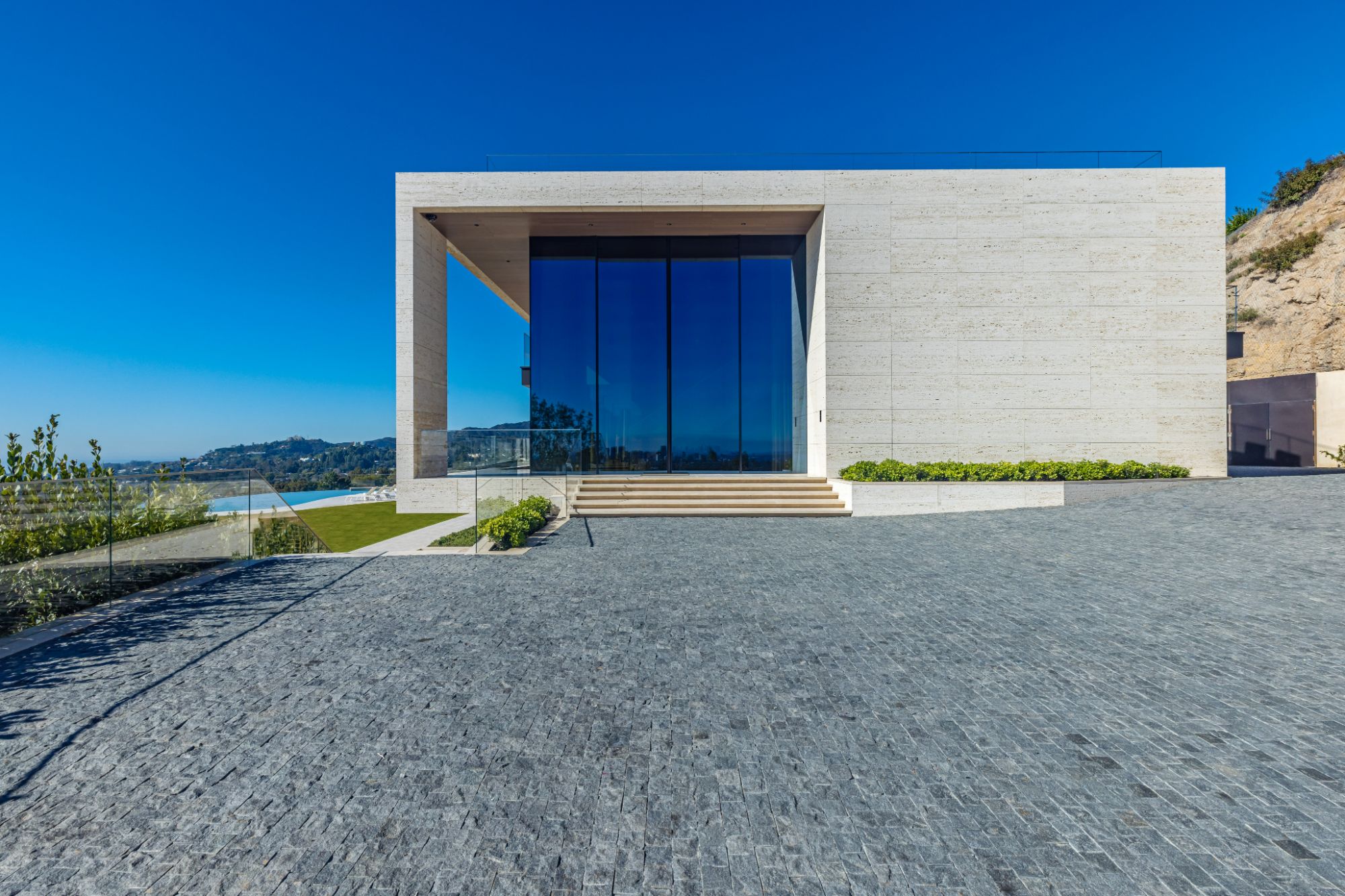 Getty House — cantilevered hilltop estate, Brentwood