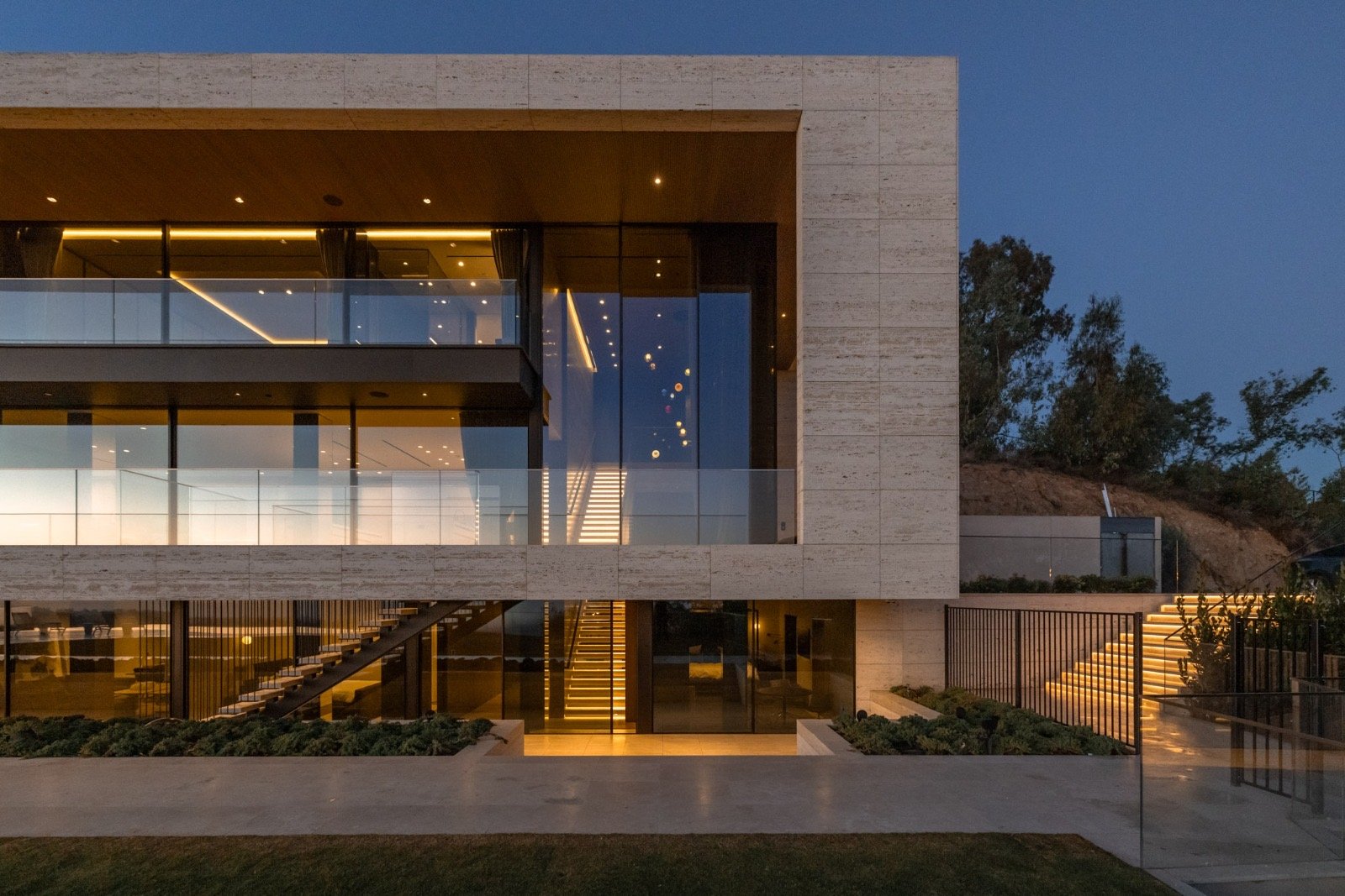 Getty House — night illumination, floating stairs and glass railing